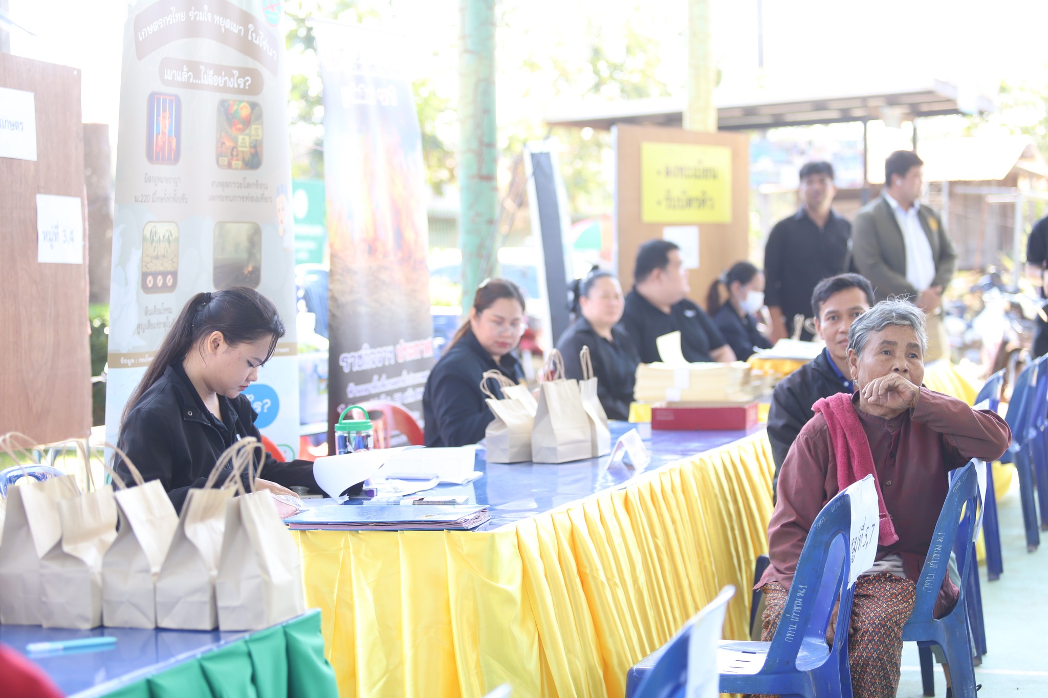 title - ชาวน้ำยืนเฮ ส.ป.ก. ขนทัพบริการถึงที่ ต.เก่าขาม ลดค่าใช้จ่าย ยื่นขอออกโฉนด - ปรึกษาปัญหากฎหมาย ครบจบในที่เดียว